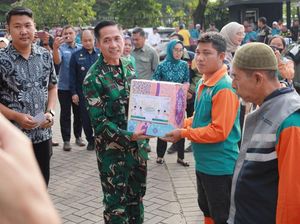 Wali Kota Palembang Bagikan 511 Bingkisan Sembako untuk PHL yang Tak Dapat THR Wali Kota Palembang Bagikan 511 Bingkisan Sembako untuk PHL yang Tak Dapat THR