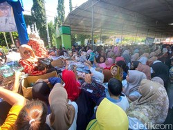 Emak-emak Banjarnegara Antusias War Baju Lebaran Murah di Pasar Ramadan
