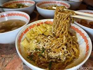 Video: Rela Antre Panjang Demi Cicip Bakmi Topping Tetelan Video: Rela Antre Panjang Demi Cicip Bakmi Topping Tetelan