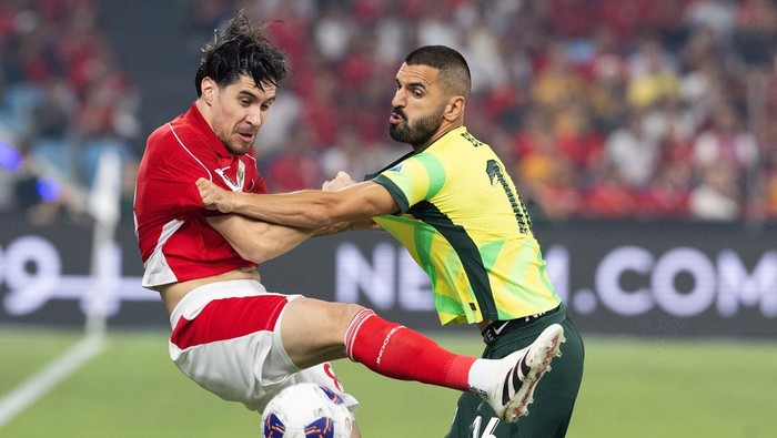 SYDNEY, AUSTRALIA - MARCH 20: Aziz Behich of Australia challenges Indonesias Kevin Diks for the ball during up before the round three FIFA 2026 World Cup AFC Asian Qualifier match between Australia Socceroos and Indonesia at Allianz Stadium on March 20, 2025 in Sydney, Australia. (Photo by Steve Christo - Corbis/Corbis via Getty Images)