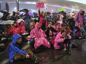 Warga Israel Menentang Netanyahu yang Bakal Pecat Kepala Keamanan Internal