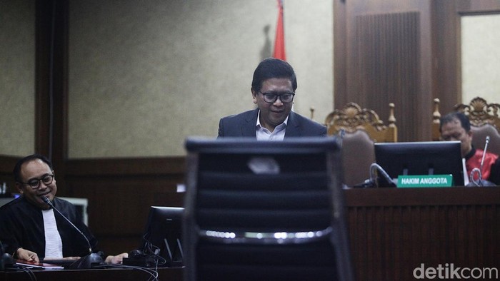 Sekjen DPP PDI Perjuangan Hasto Kristiyanto bacakan eksepsi di Pengadilan Tipikor, Jakarta. Hasto minta dibebaskan dalam permasalahan suap PAW Harun Masiku dan perintangan penyidikan.