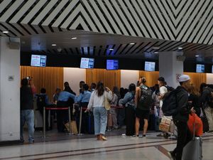 Penumpang di Bandara Juanda Melonjak 12% Saat Mudik Lebaran Penumpang di Bandara Juanda Melonjak 12% Saat Mudik Lebaran