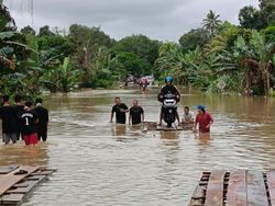 Jalan Indonesia-Malaysia di Beduai Lumpuh, Ketinggian Air Capai 1,5 Meter