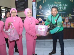 Bhayangkari Polres Blitar Kota Berbagi Berkah dengan Ojek Online