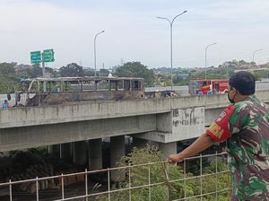 Detik-detik Bus PO Haryanto Dilalap Api Usai Pecah Ban di Tol Semarang Detik-detik Bus PO Haryanto Dilalap Api Usai Pecah Ban di Tol Semarang