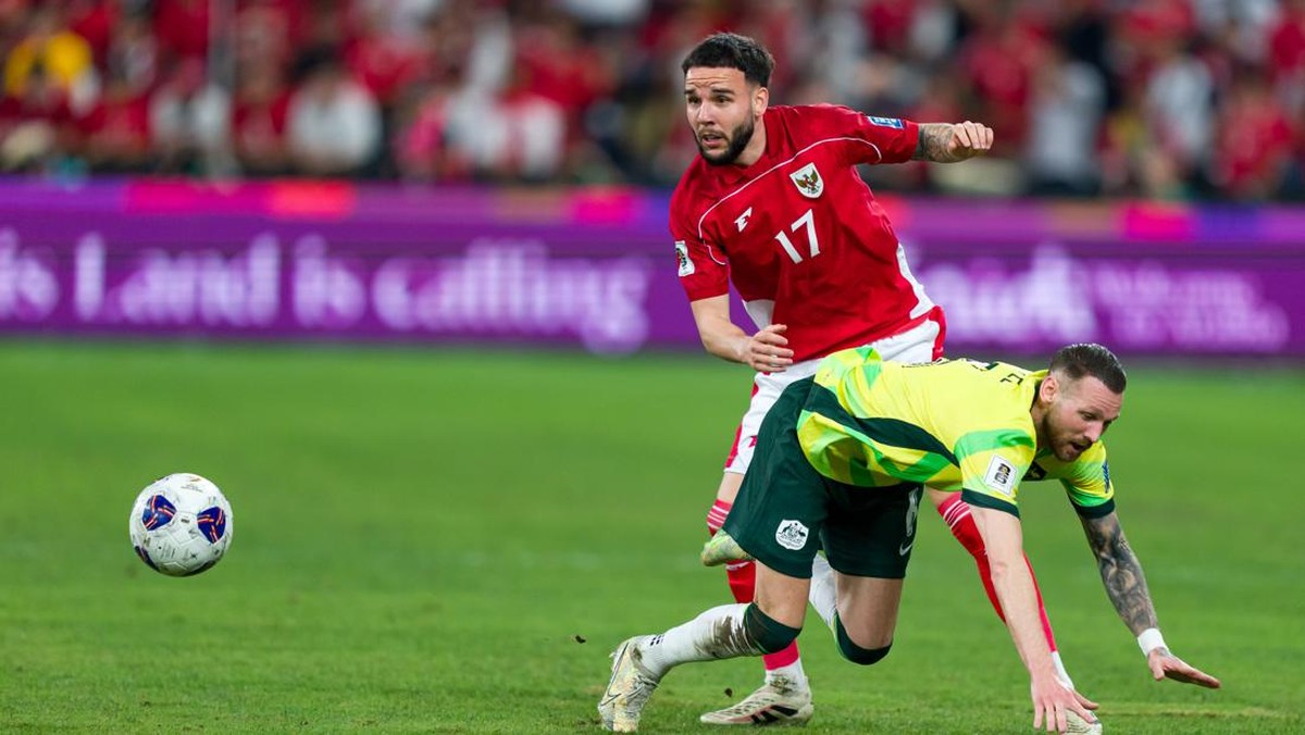 Aksi Calvin Verdonk (merah) di laga melawan Australia. (Foto: Getty Images/Andy Cheung)