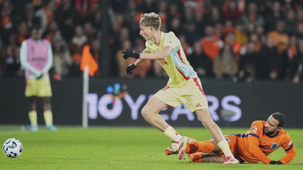 Dean Huijsen debut untuk Spanyol di laga kontra tanah kelahirannya Belanda (AP/Peter Dejong)