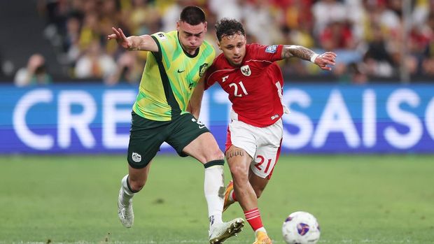 SYDNEY, AUSTRALIA - MARCH 20: Lewis Miller of Australia and Dean James of Indonesia compete for the ball during the round three FIFA 2026 World Cup AFC Asian Qualifier match between Australia Socceroos and Indonesia at Allianz Stadium on March 20, 2025 in Sydney, Australia. (Photo by Mark Metcalfe/Getty Images)