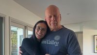 8 Momen Manis Demi Moore Rayakan Ulang Tahun Bruce Willis yang Demensia