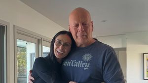 8 Momen Manis Demi Moore Rayakan Ulang Tahun Bruce Willis yang Demensia