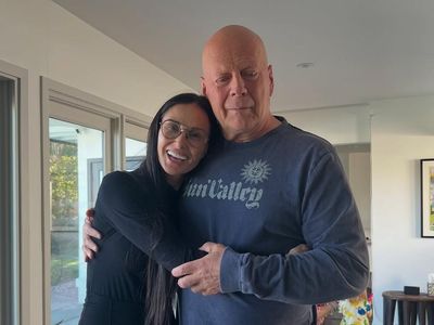 8 Momen Manis Demi Moore Rayakan Ulang Tahun Bruce Willis yang Demensia