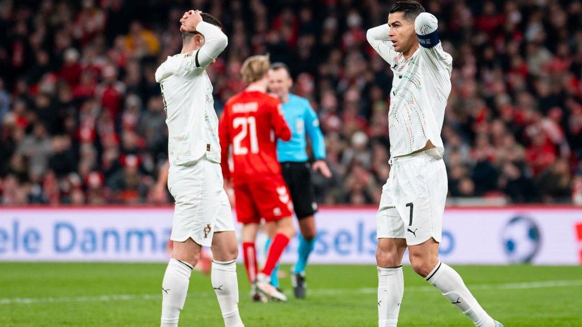 Timnas Portugal tampil buruk saat dikalahkan Timnas Denmark (Getty Images/Mateusz Slodkowski)