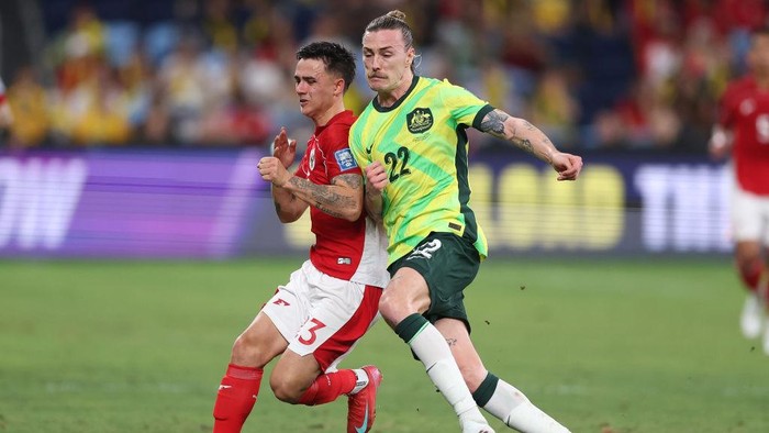SYDNEY, AUSTRALIA - MARCH 20: Jackson Irvine of Australia and Eliano Reijnders of Indonesia compete for the ball during the round three FIFA 2026 World Cup AFC Asian Qualifier match between Australia Socceroos and Indonesia at Allianz Stadium on March 20, 2025 in Sydney, Australia. (Photo by Mark Metcalfe/Getty Images)