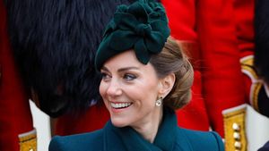 Foto: Kate Middleton Anggun di Hari St. Patrick, Hairdo Kirim Pesan Rahasia?