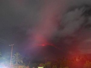 Gunung Lewotobi Laki-laki Meletus, Warga Bergegas Mengungsi Gunung Lewotobi Laki-laki Meletus, Warga Bergegas Mengungsi