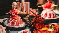 Ini Meat Barbie, Boneka dengan Gaun Irisan Daging Populer di Resto Hotpot