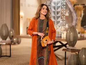 Potret: Gaya Elegan Ratu Rania Saat Ramadan, Pakai Abaya Hingga Kaftan Potret: Gaya Elegan Ratu Rania Saat Ramadan, Pakai Abaya Hingga Kaftan