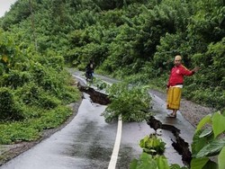Jalan Penghubung Dua Desa di Sekotong Nyaris Amblas Akibat Hujan Deras