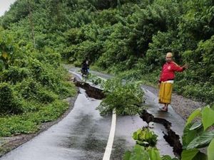 Jalan Penghubung Dua Desa di Sekotong Nyaris Amblas Akibat Hujan Deras Jalan Penghubung Dua Desa di Sekotong Nyaris Amblas Akibat Hujan Deras