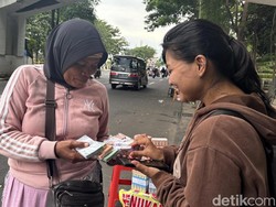 Segini Tarif Penukaran Uang Baru Lebaran di Pinggir Jalanan Surabaya