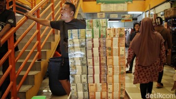 Berita dari Detik Finance: Tak Takut Dirampok, Jasa Tukar Uang Pinggir Jalan Dijaga 'Mata-mata'