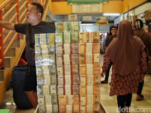 Tak Takut Dirampok, Jasa Tukar Uang Pinggir Jalan Dijaga Mata-mata