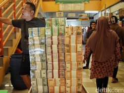 Tak Takut Dirampok, Jasa Tukar Uang Pinggir Jalan Dijaga Mata-mata