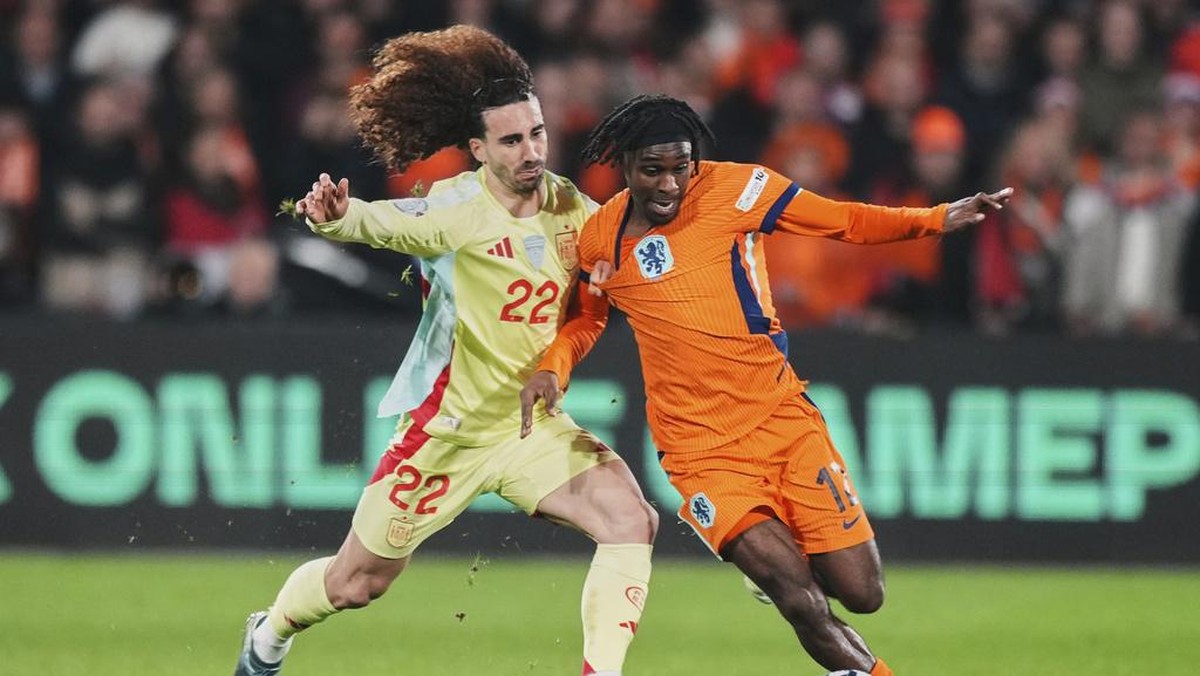 Jeremie Frimpong mengacak-acak pertahanan Spanyol (AP/Peter Dejong)
