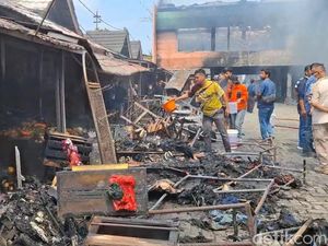 Lara Pedagang Pasar Jumaah gegara Dagangan Lebaran Ludes Terbakar Lara Pedagang Pasar Jumaah gegara Dagangan Lebaran Ludes Terbakar