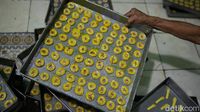 Kesibukan Produksi Kue Kering Jelang Lebaran