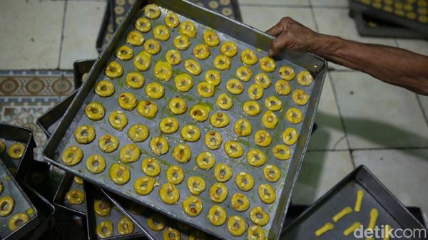 Kesibukan Produksi Kue Kering Jelang Lebaran