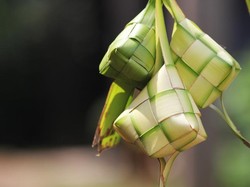 Benarkah Menggantung Ketupat di Atas Pintu Bisa Tolak Bala?