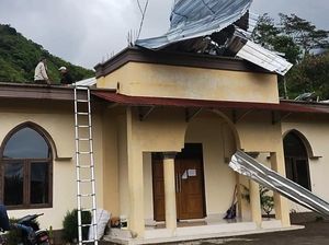 Angin Kencang Terjang Sembalun, Masjid-Rumah Warga Rusak Parah Angin Kencang Terjang Sembalun, Masjid-Rumah Warga Rusak Parah