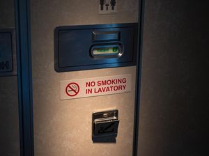 Penumpang Ketahuan Ngevape di Toilet Pesawat, Pilot Ancam Putar Balik Penumpang Ketahuan Ngevape di Toilet Pesawat, Pilot Ancam Putar Balik