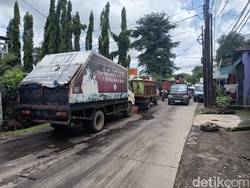 Truk Antre Buang Sampah di TPA Antang Makassar gegara Over Kapasitas