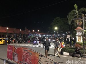 Ricuh Mereda, Massa Demo Tolak UU TNI di DPRD DIY Bubarkan Diri Ricuh Mereda, Massa Demo Tolak UU TNI di DPRD DIY Bubarkan Diri