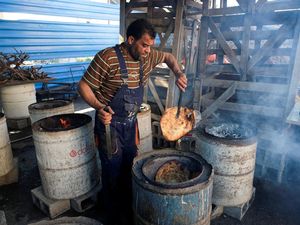 Mencicipi Tannour, Roti Tradisional Libya Khas Ramadan Mencicipi Tannour, Roti Tradisional Libya Khas Ramadan