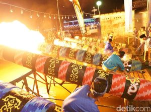 Tradisi Meriam Karbit Sambut Lebaran di Tepi Sungai Kapuas