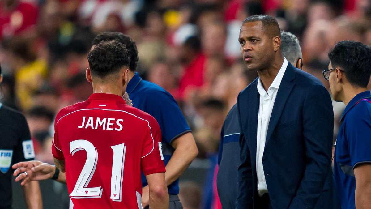 Patrick Kluivert (kanan) saat memimpin Timnas Indonesia melawan Australia, Kamis (20/3). (Foto: Andy Cheung/Getty Images)