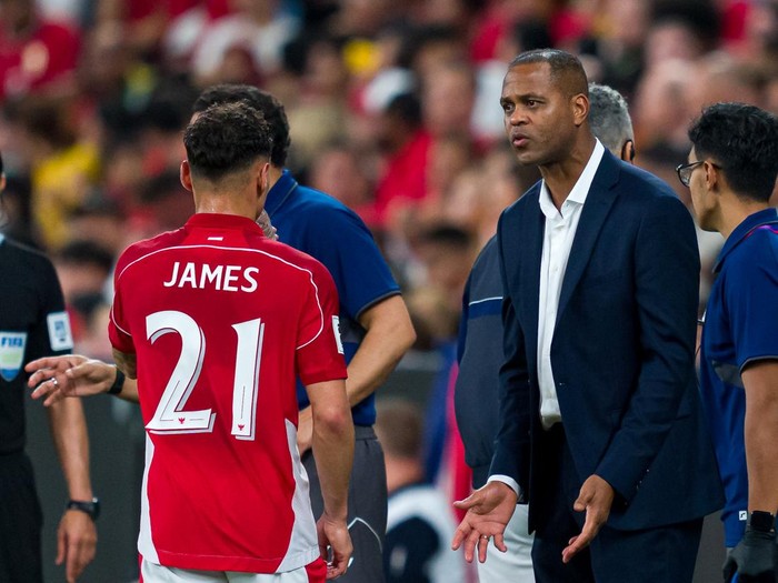 patrick kluivert timnas indonesia dean james australia vs indonesia babak ketiga kualifikasi piala dunia 2026 zona asia SYDNEY, AUSTRALIA - MARCH 20: Indonesia head coach Patrick Kluivert (R) talks to Dean James of Indonesia during the round three FIFA 2026 World Cup AFC Asian Qualifier match between Australia Socceroos and Indonesia at Allianz Stadium on March 20, 2025 in Sydney, Australia (Photo by Andy Cheung/Getty Images)