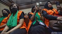 Pendukung Hasto Penuhi Ruang Sidang dan Luar Pengadilan