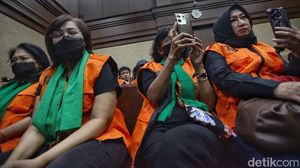 Pendukung Hasto Penuhi Ruang Sidang dan Luar Pengadilan