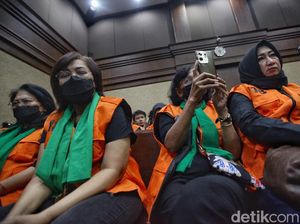 Pendukung Hasto Penuhi Ruang Sidang dan Luar Pengadilan