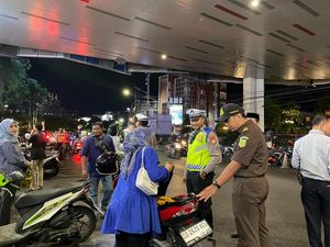 Kendaraan Parkir Sembarangan di Boulevard Makassar Langsung Kena Tilang ETLE Kendaraan Parkir Sembarangan di Boulevard Makassar Langsung Kena Tilang ETLE