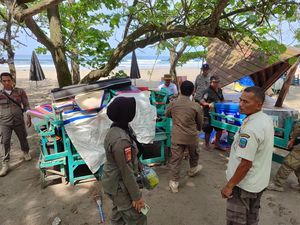 Jelang Lebaran, PKL Nakal di Pantai Pangandaran Ditertibkan Jelang Lebaran, PKL Nakal di Pantai Pangandaran Ditertibkan