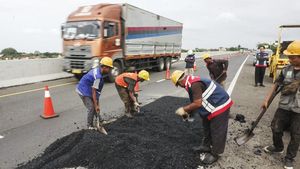 Jelang Arus Mudik, Jalan Berlubang di Tol Pemalang-Batang Diperbaiki