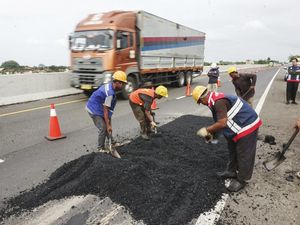 Jelang Arus Mudik, Jalan Berlubang di Tol Pemalang-Batang Diperbaiki