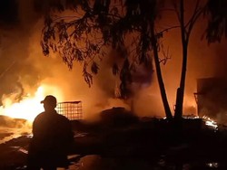 Gudang Penimbunan BBM di Lampung Selatan Terbakar