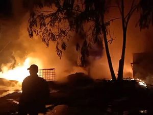 Gudang Penimbunan BBM di Lampung Selatan Terbakar Gudang Penimbunan BBM di Lampung Selatan Terbakar